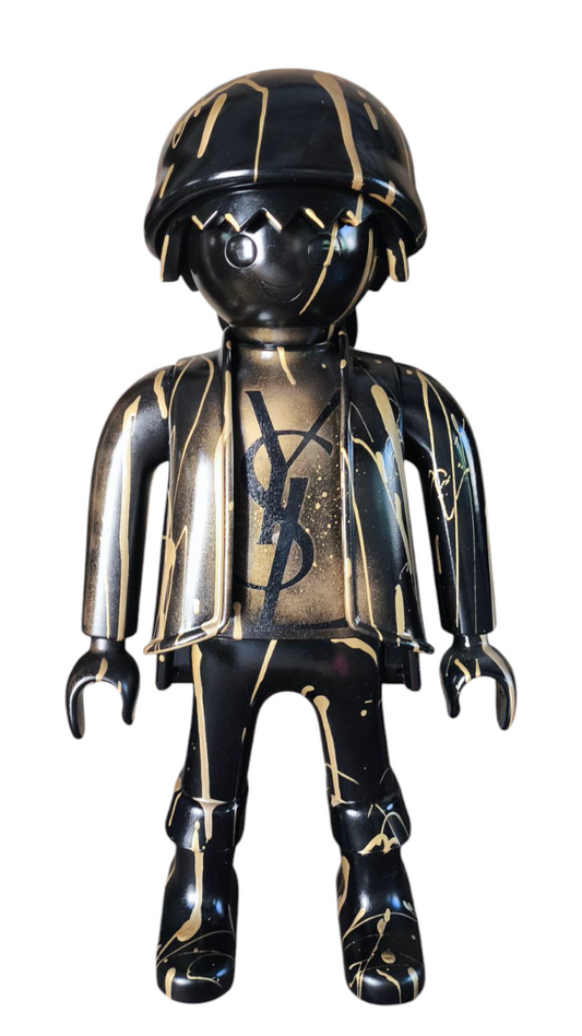 Personnage XXL en hommage à Yves Saint Laurent